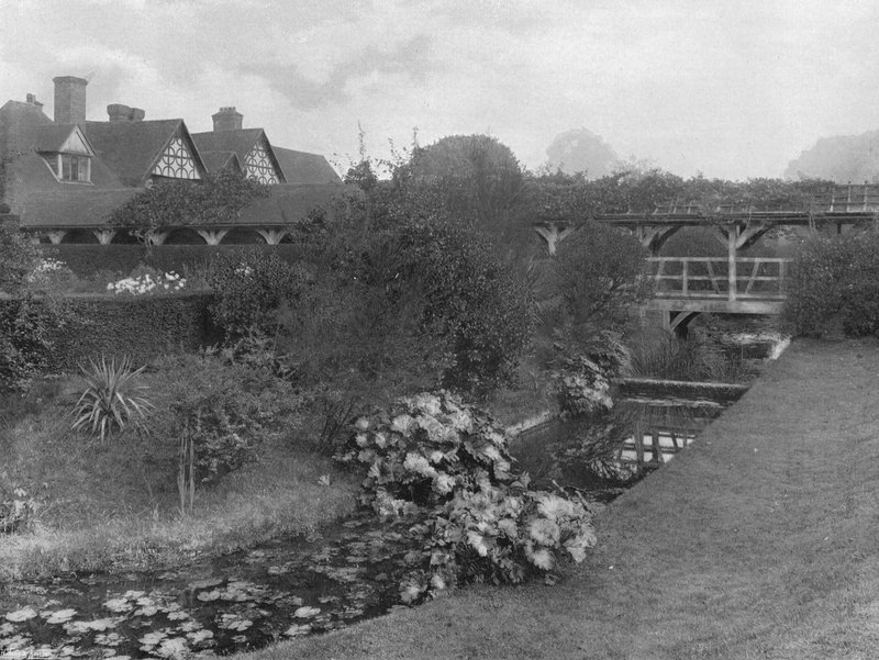 The Turn of the Moat (s/h foto) af Charles Latham