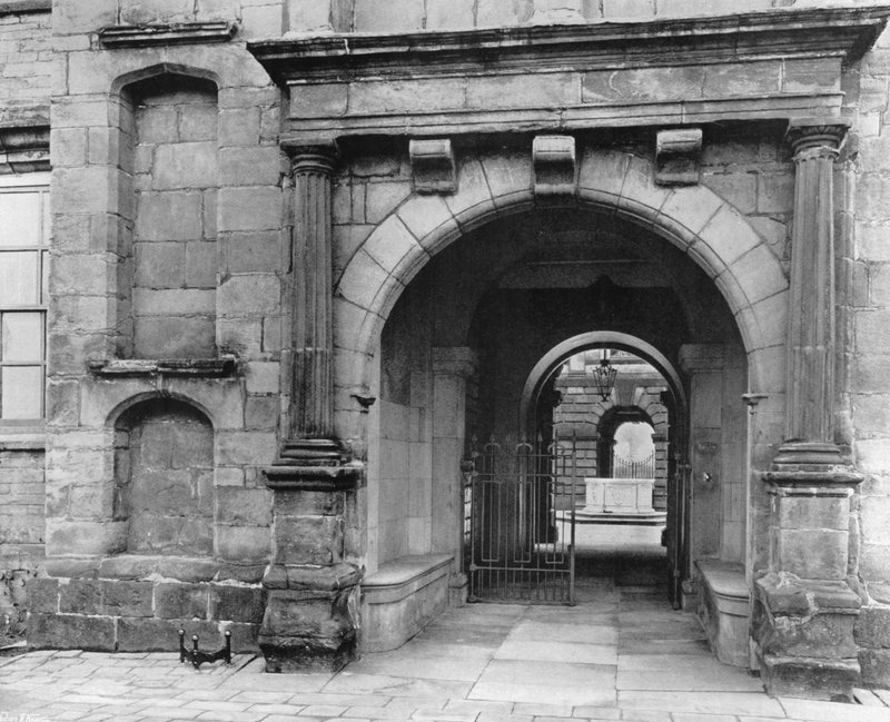 Til Hall Courtyard (s/h foto) af Charles Latham