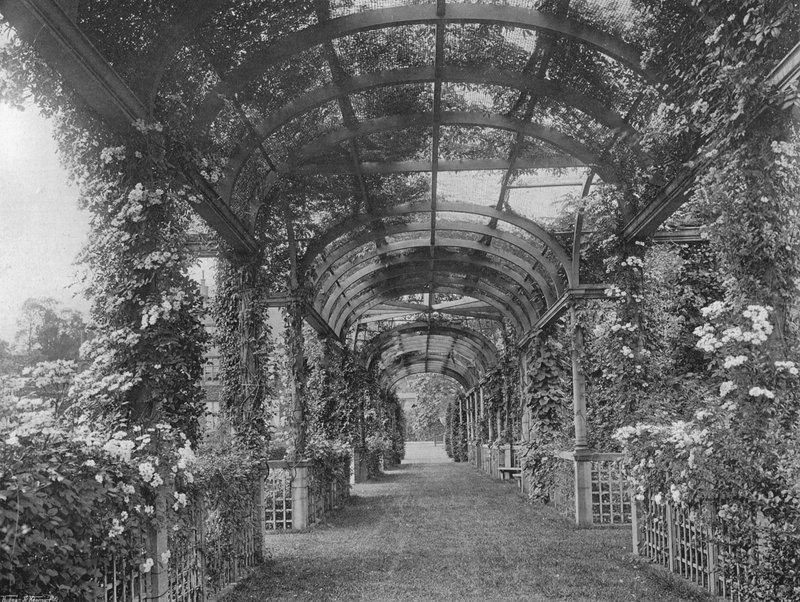 Under den nordlige pergola af Charles Latham