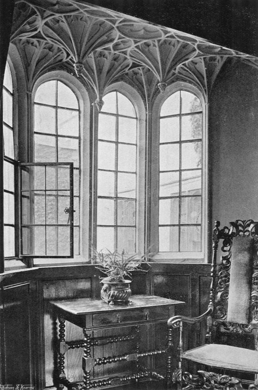 Vindue i biblioteket af Charles Latham