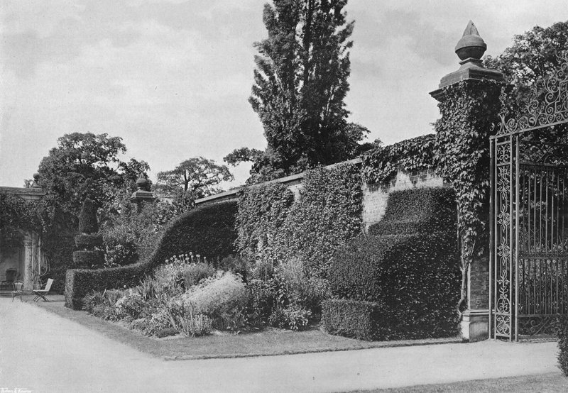 Yew Buttress, Alkovegangen af Charles Latham