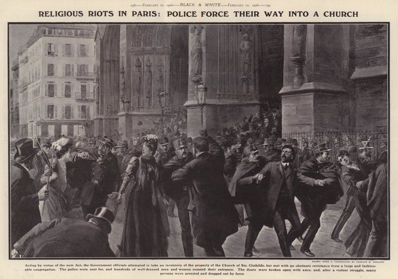 Politiet tvinger sig vej ind i en kirke i Paris under optøjer i protest mod opgørelserne af franske kirker bestilt af den franske regering som en del af dens politik om adskillelse af kirke og stat (litho) af Charles Mills (after) Sheldon