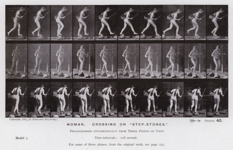 Den menneskelige figur i bevægelse: Kvinde, der krydser "trinsten" (s/h-foto) af Eadweard Muybridge