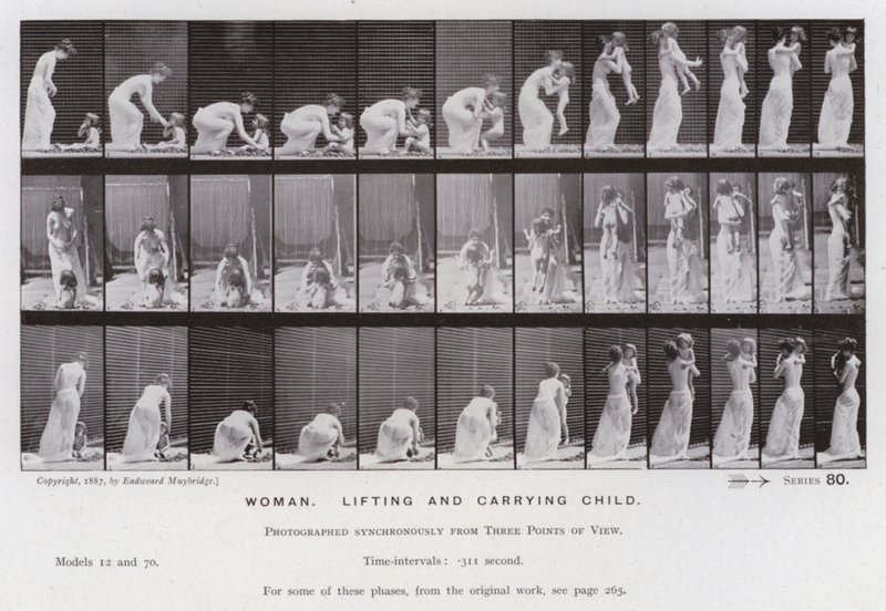 Den menneskelige figur i bevægelse: Kvinde, løftende og bærende barn (s/h-billede) af Eadweard Muybridge