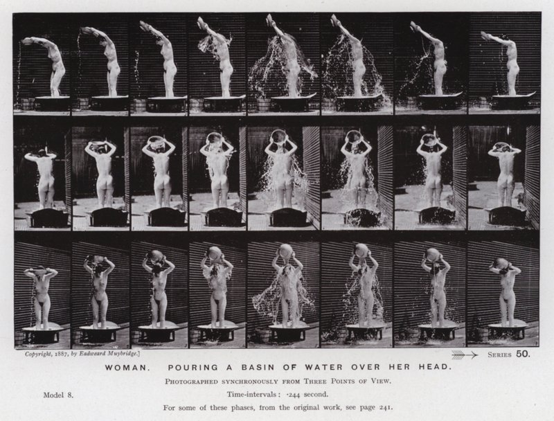 Den menneskelige figur i bevægelse: Kvinde, der hælder et bassin med vand over sit hoved (s/h-billede) af Eadweard Muybridge