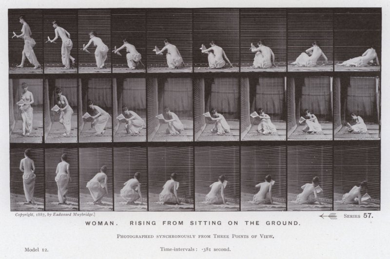 Den menneskelige figur i bevægelse: kvinde, der rejser sig fra at sidde på jorden (s/h foto) af Eadweard Muybridge