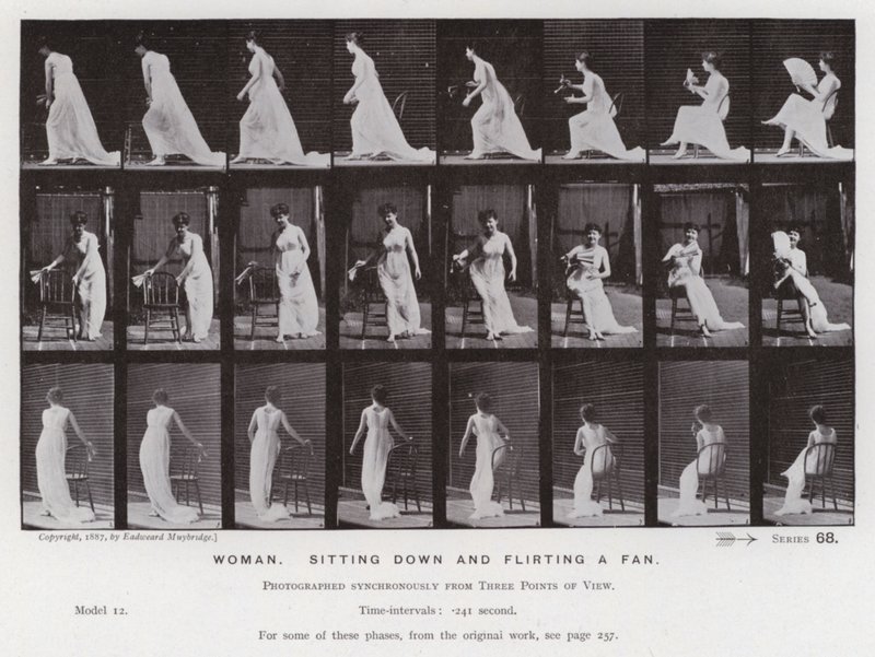 Den menneskelige figur i bevægelse: Kvinde, der sætter sig ned og flirter en fan (s/h-billede) af Eadweard Muybridge