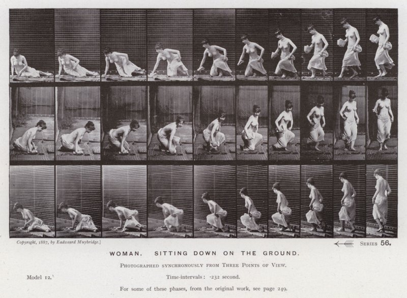 Den menneskelige figur i bevægelse: Kvinde, der sætter sig på jorden (s/h foto) af Eadweard Muybridge