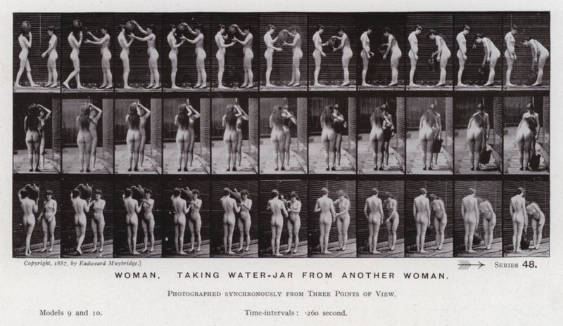 Den menneskelige figur i bevægelse: Kvinde, der tager en vandkrukke fra en anden kvinde (s/h-billede) af Eadweard Muybridge