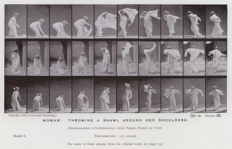 Den menneskelige figur i bevægelse: Kvinde, der kaster et sjal om sine skuldre (s/h-billede) af Eadweard Muybridge