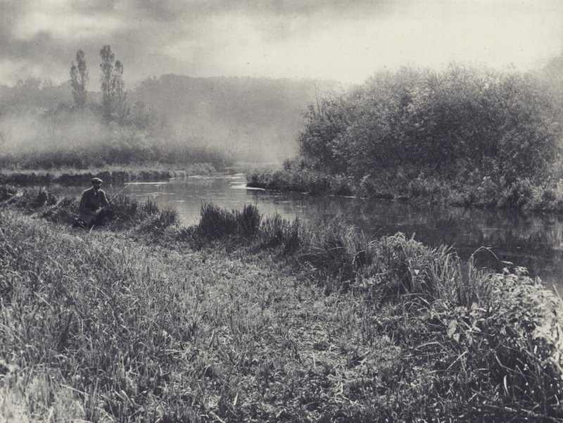 En tåget efterårsmorgen på testen (s/h-foto) af Edward Alfred Barton