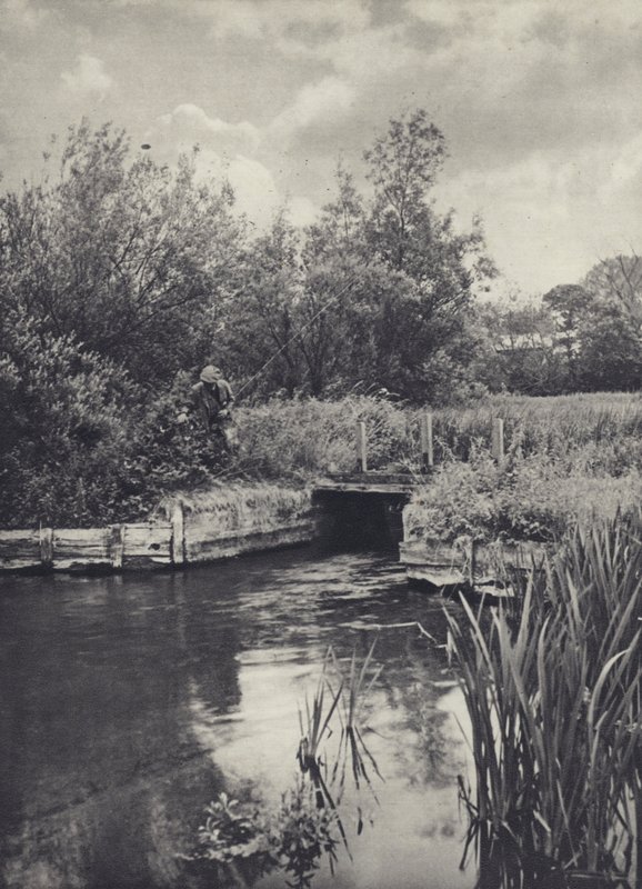 Et lille fragtskib på Ramsbury-vandet (s/h-foto) af Edward Alfred Barton