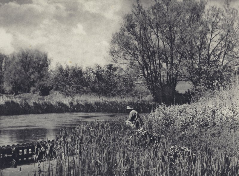 Maj-tid på en prøveflod (s/h-foto) af Edward Alfred Barton