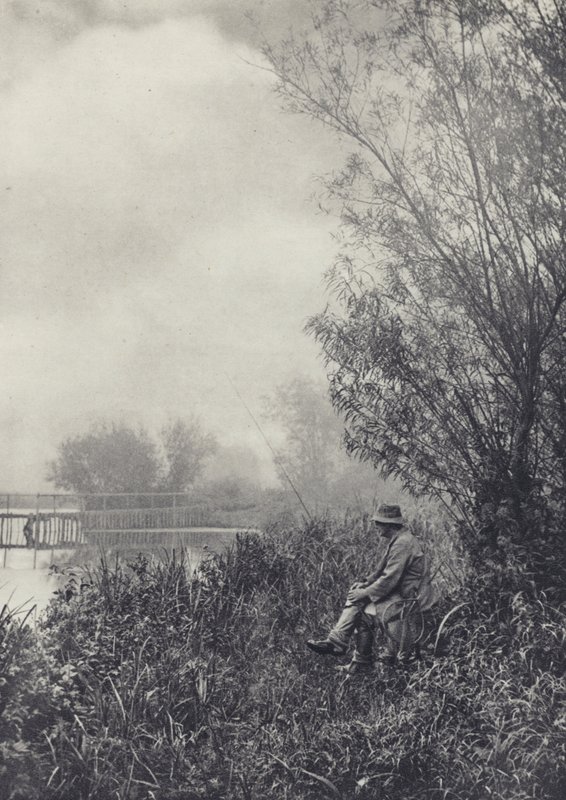 Venter på at tågen skal lette (s/h-foto) af Edward Alfred Barton