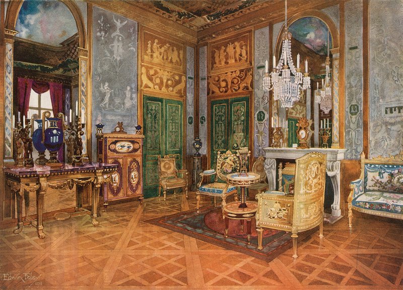 Dronning Marie Antoinettes Salon de Musique, Fontainebleau-paladset, Frankrig. Udskåret og forgyldt konsol. Forgyldt sofa i Beauvais-tapet. Bord, ormolu-besat og med Sevres-plakater. Marqueterie kabine af Edwin John Foley