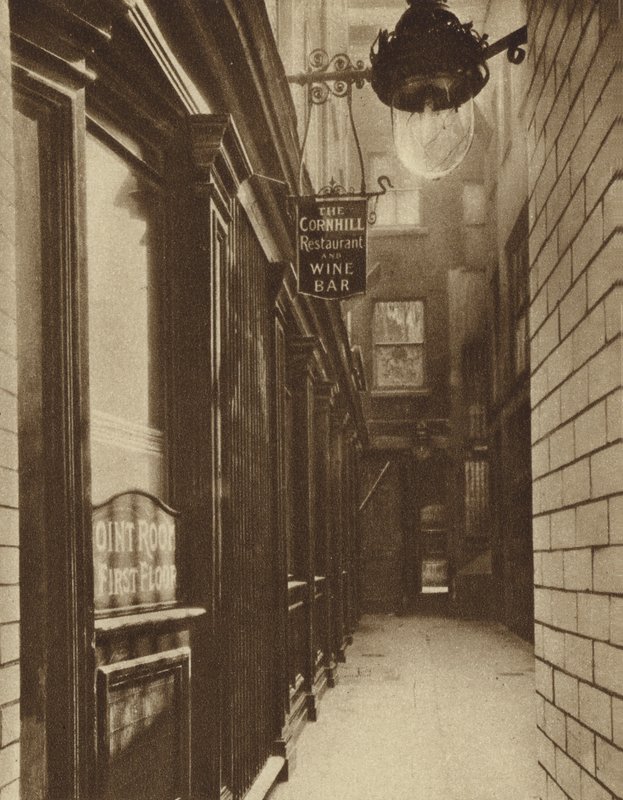 The George and Vulture, ud for Cornhill, City of London, fejredes som stedet, hvor kaffen blev introduceret til London af en tyrkisk købmand i 1652 af English Photographer