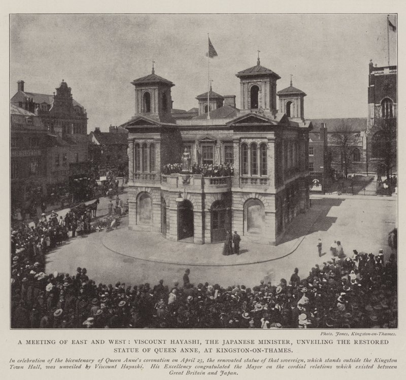 Et møde mellem øst og vest, Viscount Hayashi, den japanske minister, afslørede den restaurerede statue af dronning Anne, i Kingston-on-Thames, 3. maj 1902 af English Photographer
