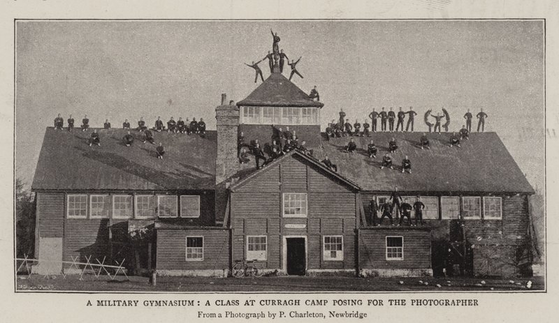 Et militærgymnasium, en klasse på Curragh Camp poserer for fotografen af English Photographer