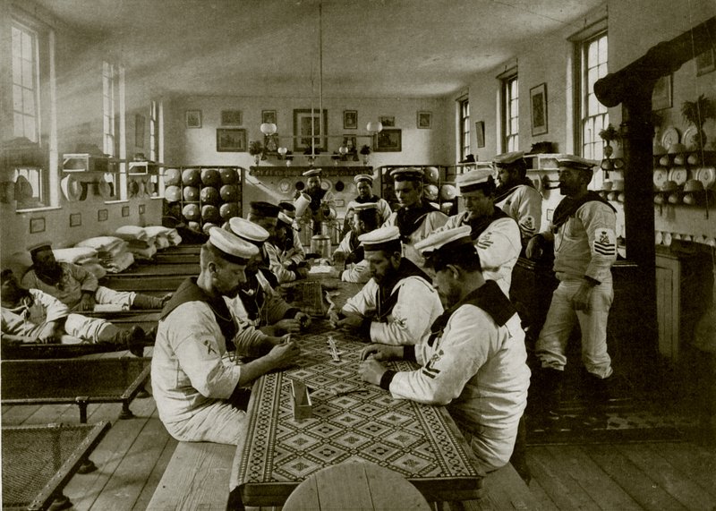A Room in the Naval Barracks, Whale Island, Portsmouth (s/h-billede) af English Photographer