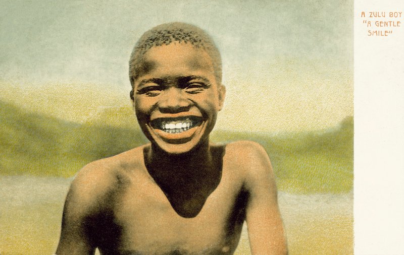 En zulu dreng, et blidt smil (farvet foto) af English Photographer