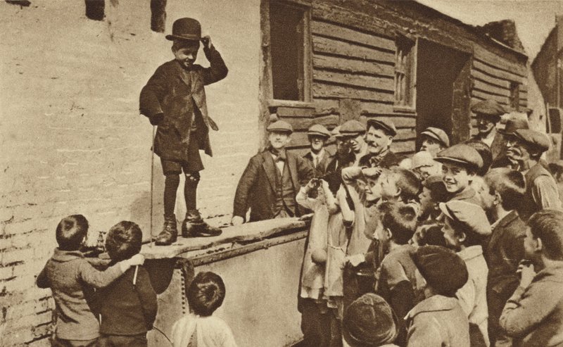 En spirende humorist fra East End laver en Charlie Chaplin-imitation (s/h-foto) af English Photographer