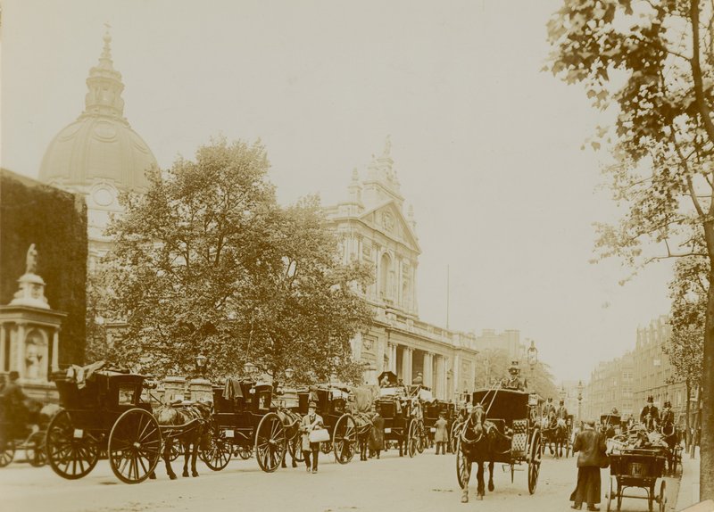 Et travlt gadebillede med Brompton Oratory af English Photographer