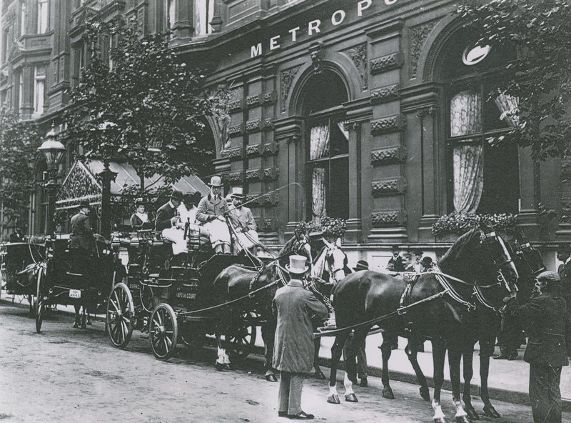 En hestevogn på gaden uden for Hotel Metropole af English Photographer