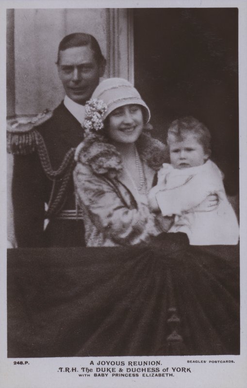 Et glædeligt gensyn, TRH Hertugen og hertuginden af York med baby prinsesse Elizabeth (s/h foto) af English Photographer