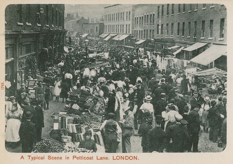 En typisk scene i Petticoat Lane, London af English Photographer