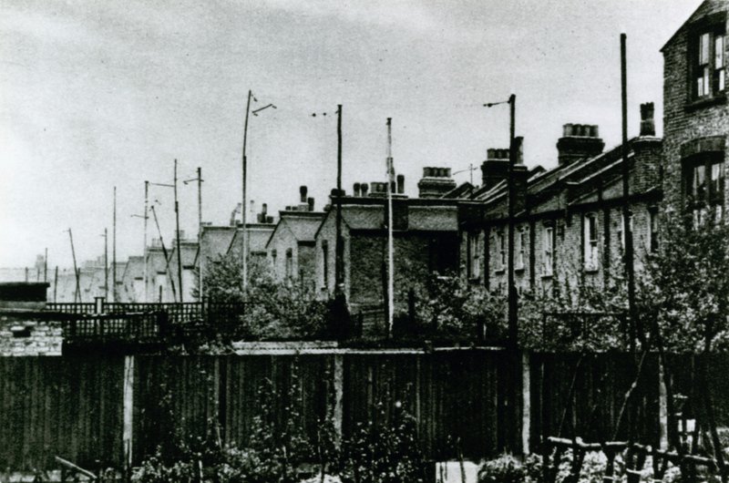 Antenner i forstædernes baghaver, 1925 af English Photographer