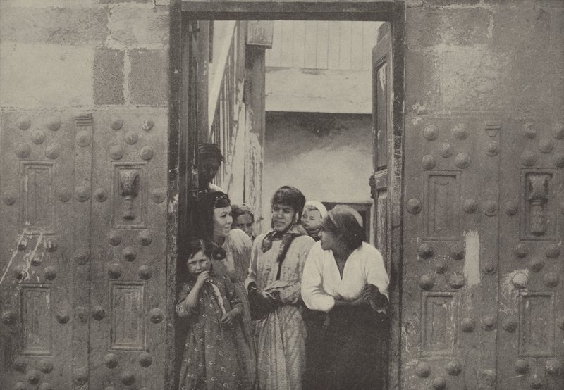Gamle stendøre, Tiberias, En by ved Galilæa-søen, i nærheden af hvilken vor Frelser? af English Photographer