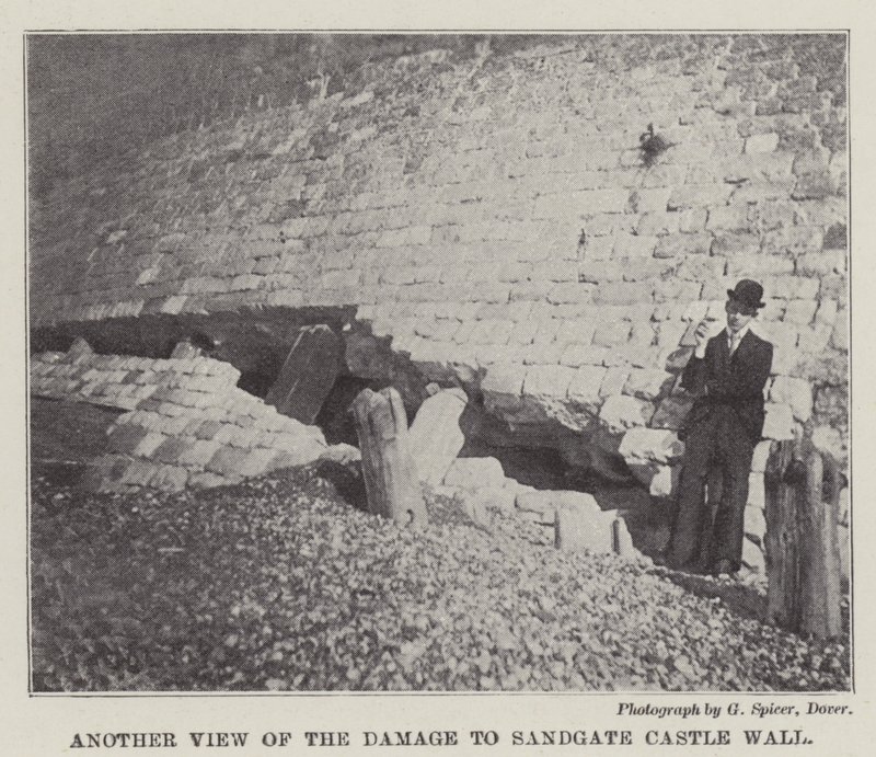 Endnu en udsigt over skaden på Sandgate Castle Wall af English Photographer