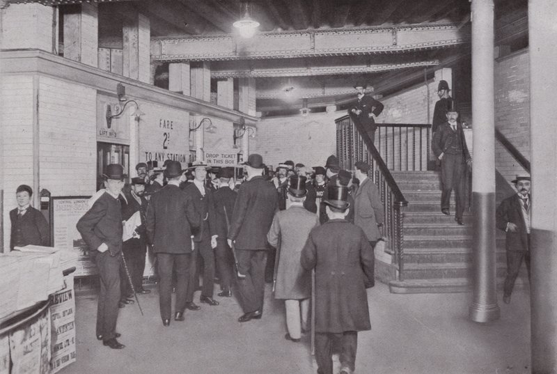 Ved Bank Station af Central London Railway, indgang af English Photographer