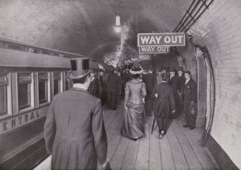 Ved Bank Station af Central London Railway, afkørsel af English Photographer