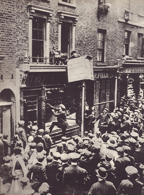 Angreb på tysk butik i London, ca 1914 af English Photographer