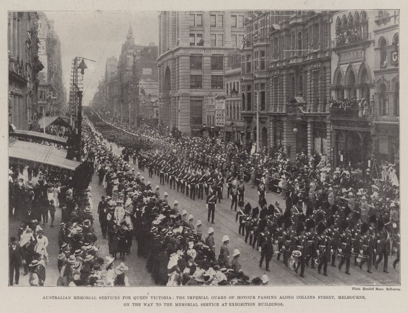 Australsk mindetjeneste for dronning Victoria, den kejserlige æresgarde, der passerer langs Collins Street, Melbourne, på vej til mindehøjtideligheden ved udstillingsbygningerne af English Photographer