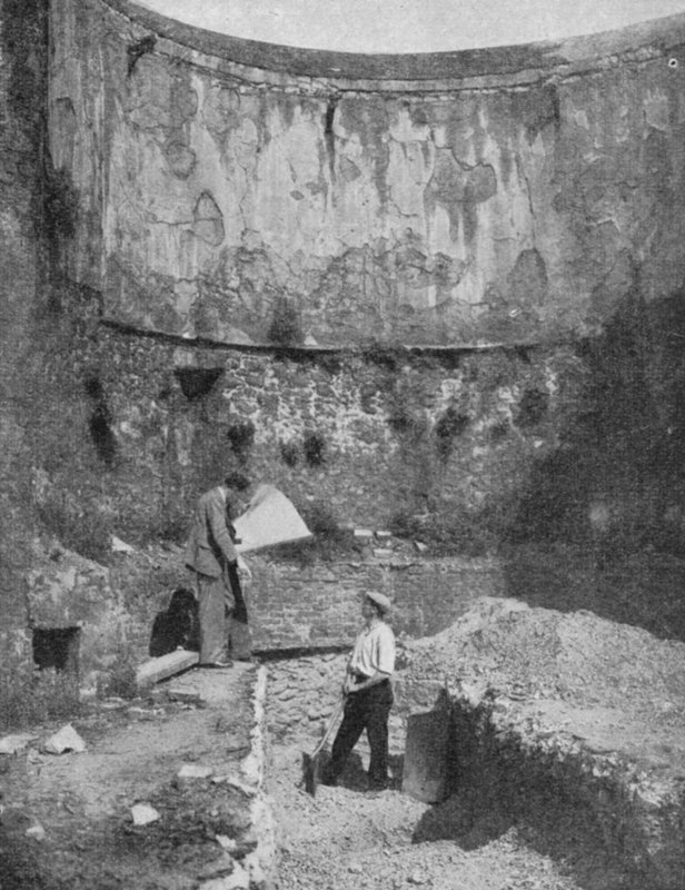 Bastion af den historiske London Wall, fundet ved Cripplegate under udgravninger efter 2. verdenskrig (s/h-foto) af English Photographer
