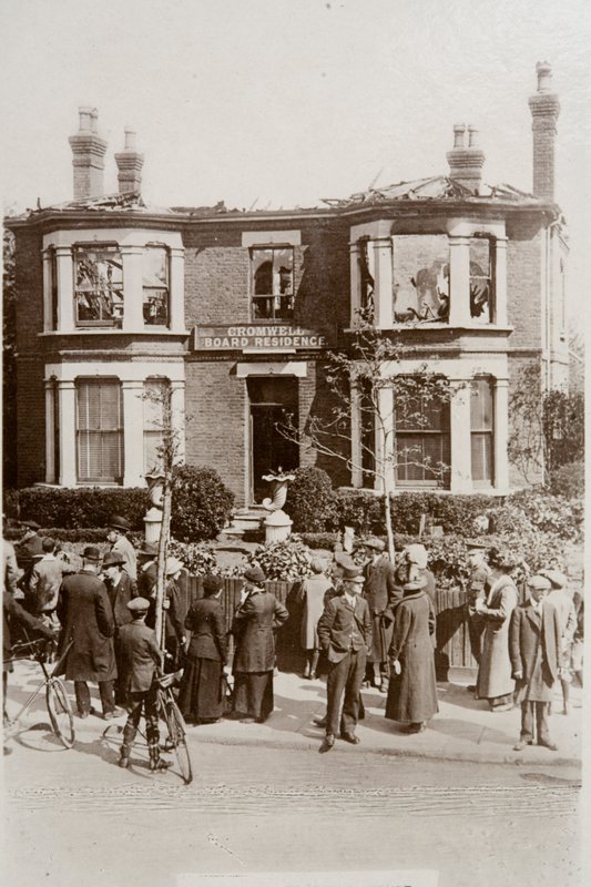 Pensionat på Cromwell Road beskadiget i et Zeppelin-raid på Southend, Essex af English Photographer