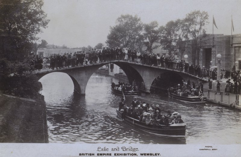 British Empire Exhibition, Wembley: Lake and Bridge (s/h foto) af English Photographer