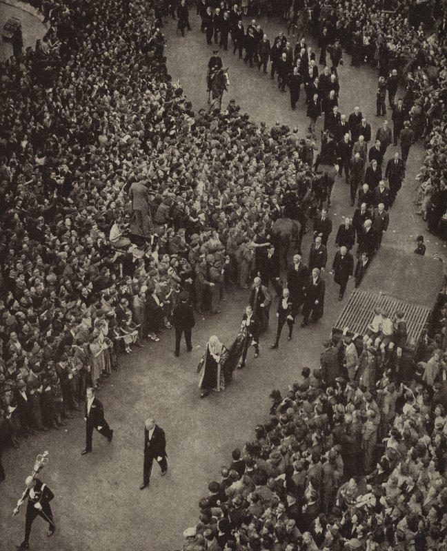 Den britiske premierminister Winston Churchill og hans kabinet går til Church of St Margaret, Westminster, for en takketjeneste for udfrielse fra truslen om invasion af Nazi-Tyskland, 8. maj 1945 (s/h foto) af English Photographer