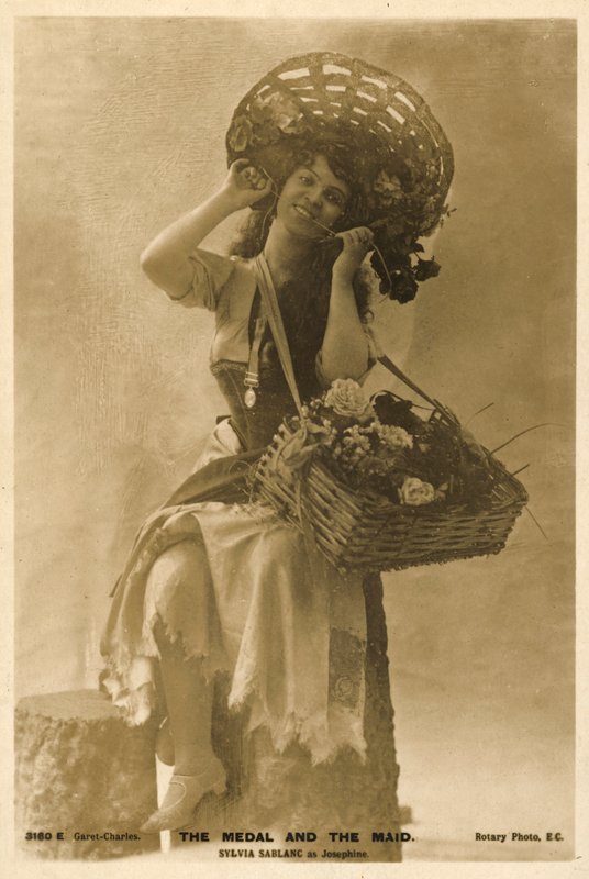 Den britiske skuespillerinde Sylvia Sablanc som Josephine i The Medal and the Maid (s/h-foto) af English Photographer