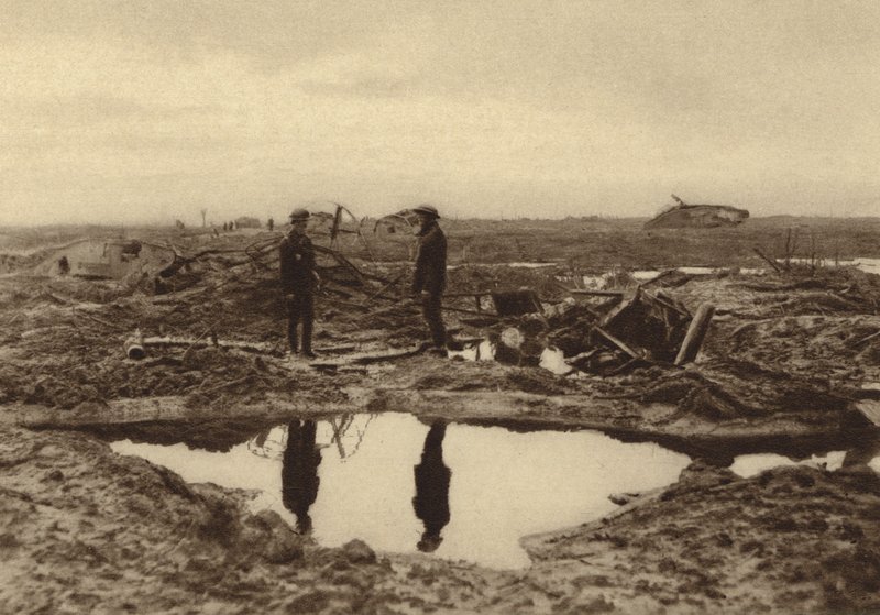 Britiske kampvogne, der er kørt fast i mudderet, før de kunne nå de tyske linjer ved Ypres i Belgien under Første Verdenskrig af English Photographer