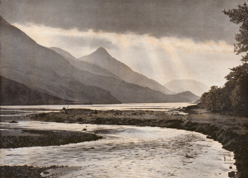 Truende storm over Pap of Glencoe (farvefoto) af English Photographer