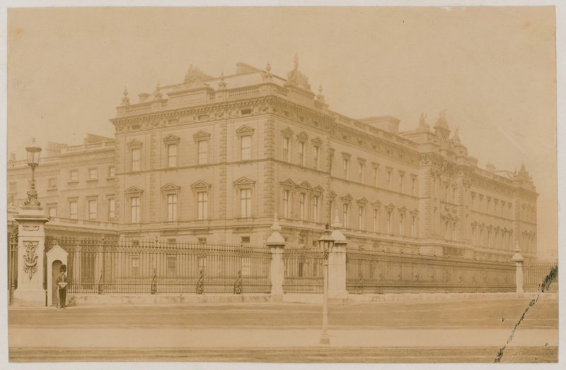Buckingham Palace, 1876 af English Photographer