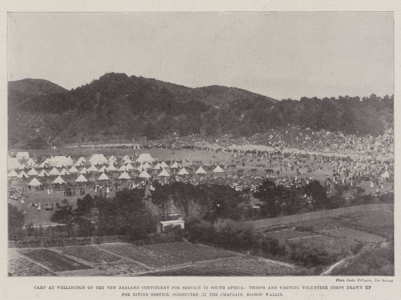 Lejr i Wellington af det New Zealandske kontingent for tjeneste i Sydafrika, tropper og besøgende frivillige korps udarbejdet til gudstjeneste, ledet af kapellanen, biskop Wallis af English Photographer