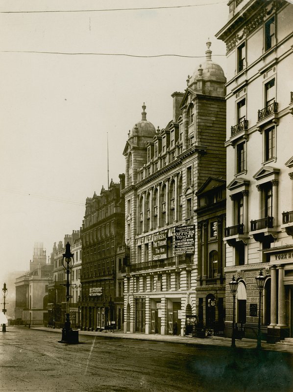 Carlton House, bygget på stedet for St Philips Chapel, Regent Street, London, i 1904 af English Photographer