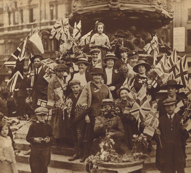 Fejring af sejren i Første Verdenskrig i Piccadilly Circus, London af English Photographer