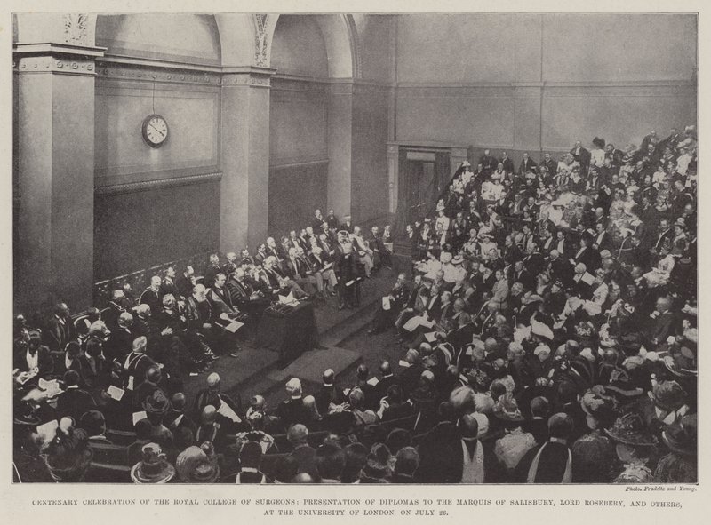 Hundredårets fejring af Royal College of Surgeons, præsentation af diplomer til markisen af Salisbury, Lord Rosebery og andre, ved University of London, den 26. juli af English Photographer
