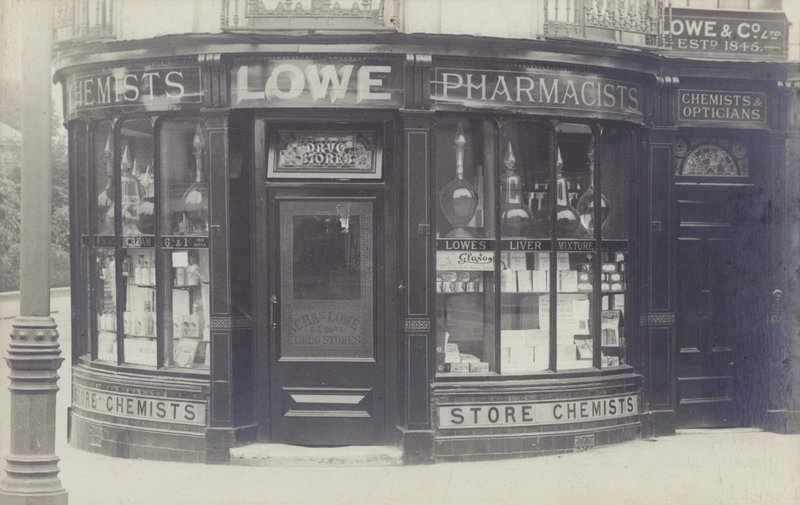 Charles Lowe & Co Drug Store, Newbury, Berkshire (s/h-billede) af English Photographer