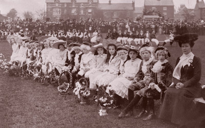 Børnedeltagere i udklædningskonkurrence, ca. 1910 (sort-hvid fotograf) af English Photographer
